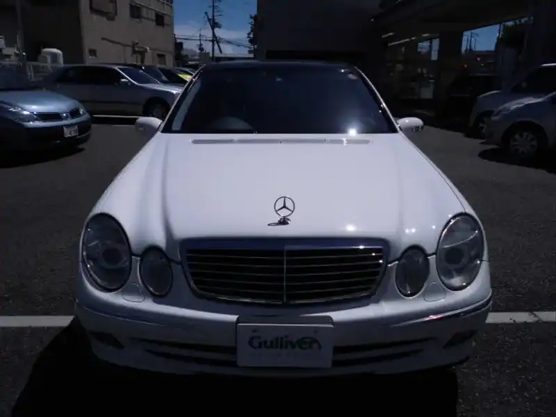 カタログ画像：Ｅクラス（E-CLASS） Ｅ３２０ アバンギャルドリミテッド 2004年10月 GH-211065C 3200cc アラバスターホワイト（Ｓ） 燃費8.5km / l  フロント