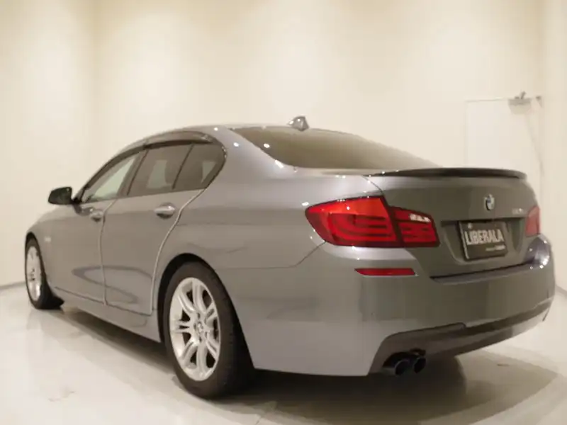 カタログ画像：５シリーズ（5 SERIES） ５２８ｉ Ｍスポーツパッケージ 2011年11月 DBA-XG28 2000cc 燃費13.6km / l バック