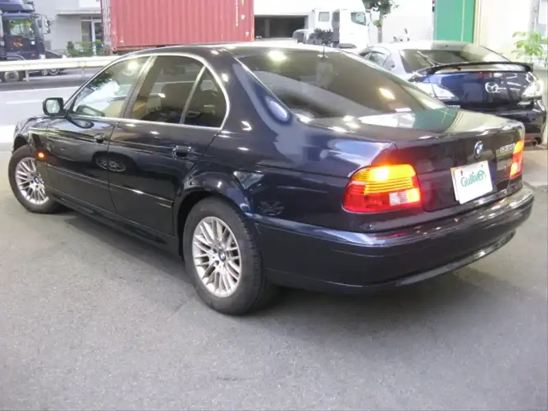 カタログ画像：５シリーズ（5 SERIES） ５３０ｉハイライン 2001年10月 GH-DT30 3000cc トレド・ブルーｏｒブルー・ウォーター 燃費8.5km / l  バック