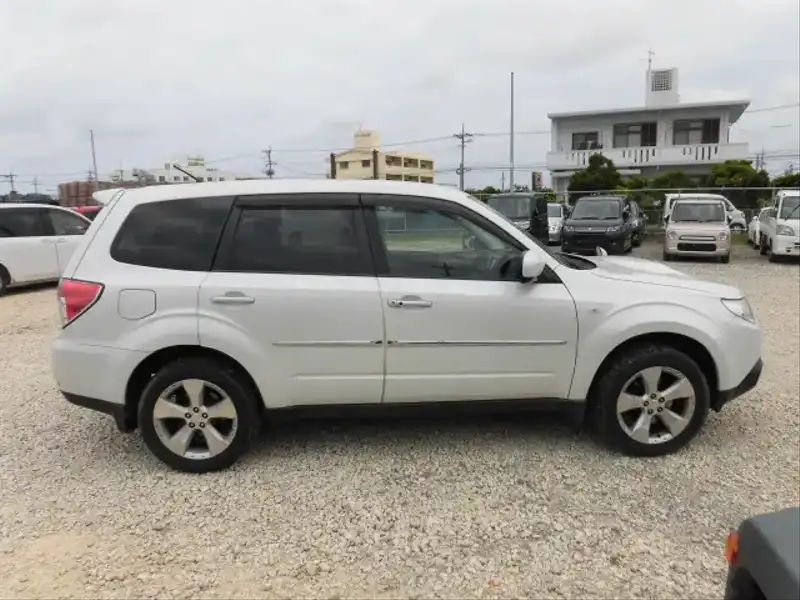 カタログ画像：フォレスター（FORESTER） ２．０ＸＴ 2007年12月 CBA-SH5 2000cc サテンホワイト・パール 燃費13.0km / l  外装