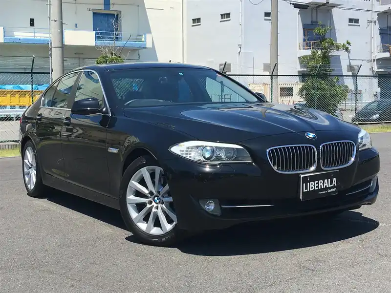 カタログ画像：５シリーズ（5 SERIES） ５２８ｉ 2011年11月 DBA-XG28 2000cc ブラック・サファイア（メタリック・カラー） 燃費13.6km / l メイン