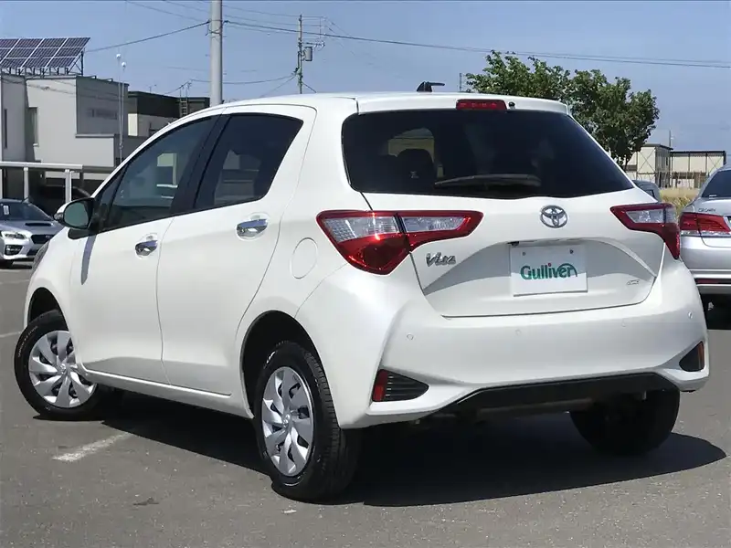 カタログ画像：ヴィッツ（VITZ） Ｆ アミー 2019年10月 DBA-KSP130 1000cc ホワイトパールクリスタルシャイン 燃費21.6km / l バック