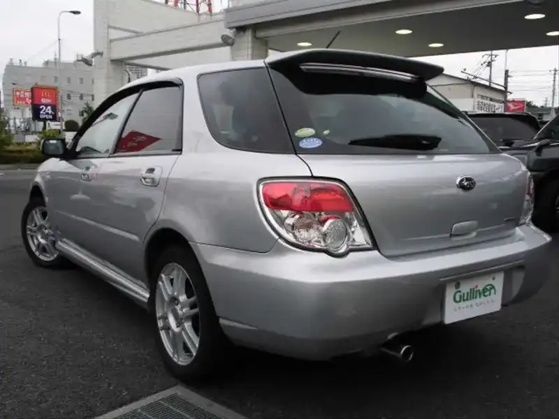 カタログ画像：インプレッサスポーツワゴン（IMPREZA SPORTS WAGON） １．５Ｒ 2006年6月 DBA-GGD 1500cc プレミアムシルバー・メタリック 燃費13.8km / l  バック