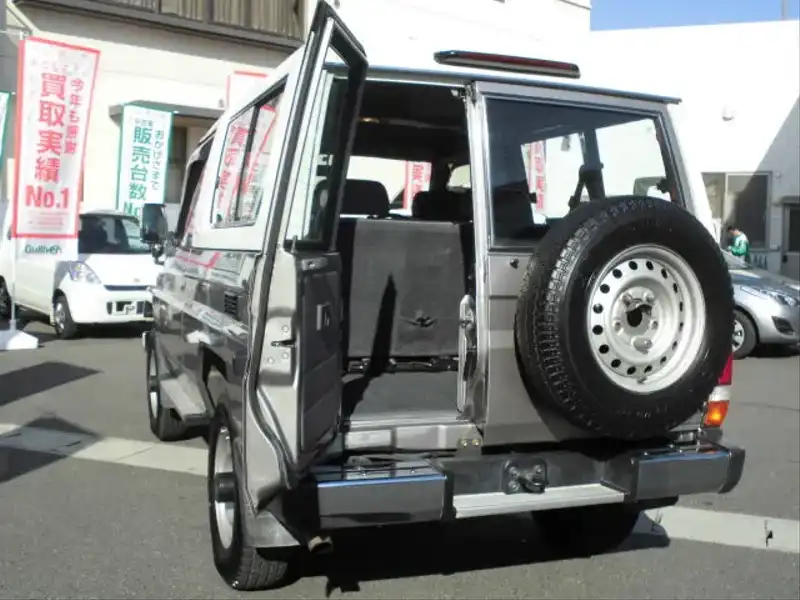 カタログ画像：ランドクルーザー７０（LAND CRUISER 70） ＬＸ ２ドア（ＦＲＰ） 2001年8月 KG-HZJ74V 4200cc グレーメタリック バック