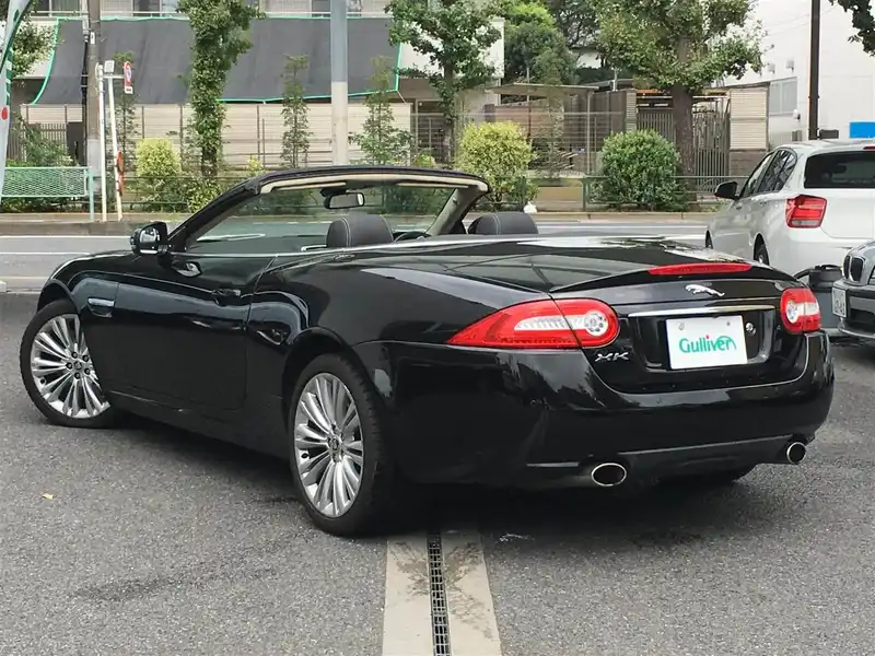 カタログ画像：ＸＫ（XK） ＸＫポートフォリオコンバーチブル 2011年11月 CBA-J438B 5000cc エボニーorアルティメットブラック 燃費7.1km / l バック