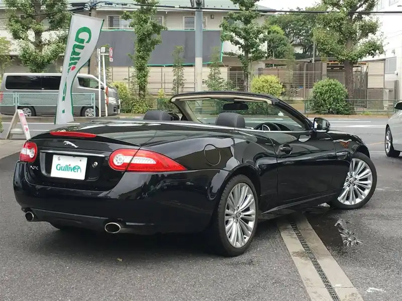 カタログ画像：ＸＫ（XK） ＸＫポートフォリオコンバーチブル 2011年11月 CBA-J438B 5000cc エボニーorアルティメットブラック 燃費7.1km / l バック