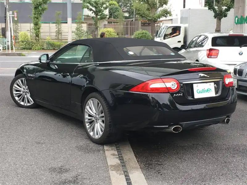 カタログ画像：ＸＫ（XK） ＸＫポートフォリオコンバーチブル 2011年11月 CBA-J438B 5000cc エボニーorアルティメットブラック 燃費7.1km / l バック