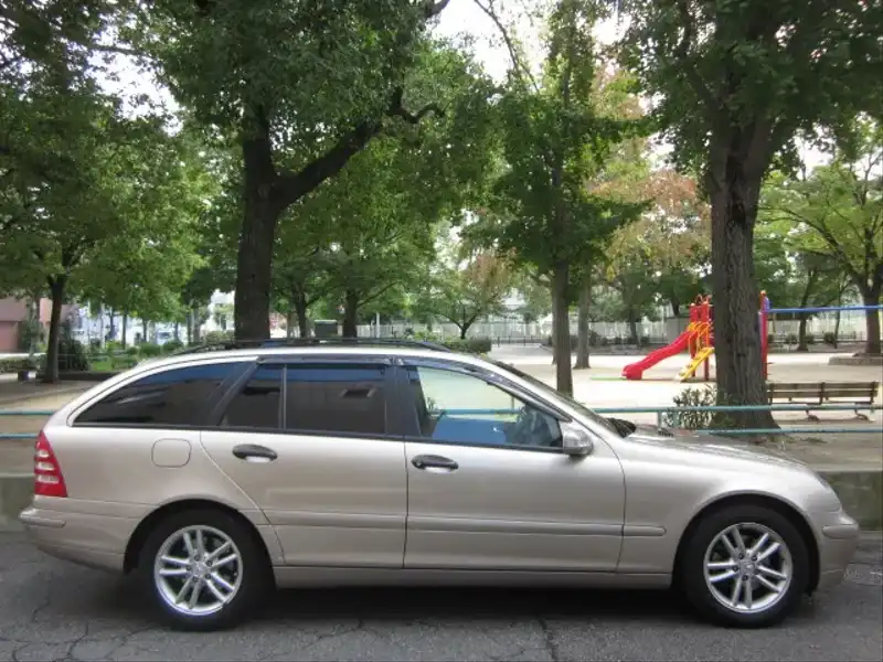 カタログ画像：Ｃクラスステーションワゴン（C-CLASS STATIONWAGON） Ｃ１８０コンプレッサー ステーションワゴン リミテッド 2003年10月 GH-203246 1800cc トラベルティンベージュ 燃費10.4km / l  外装