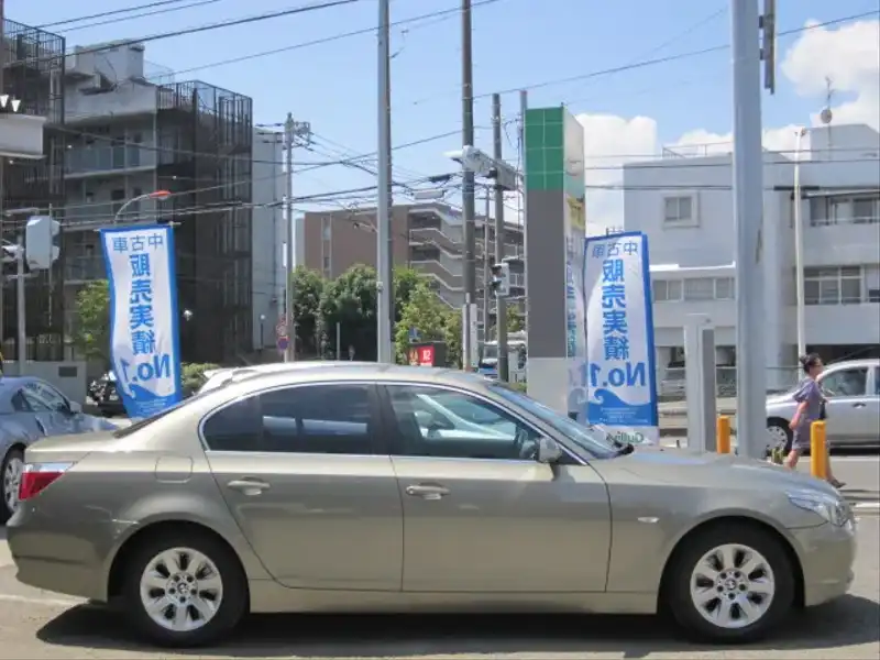 カタログ画像：５シリーズ（5 SERIES） ５２５ｉ 2004年4月 GH-NA25 2500cc オリーブメタリック 燃費8.8km / l  外装