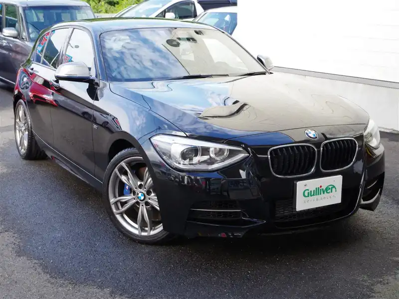 カタログ画像：１シリーズ（1 SERIES） Ｍ１３５ｉ 2012年8月 DBA-1B30 3000cc ブラック・サファイア（メタリック・カラー） 燃費12.6km / l メイン（その他）