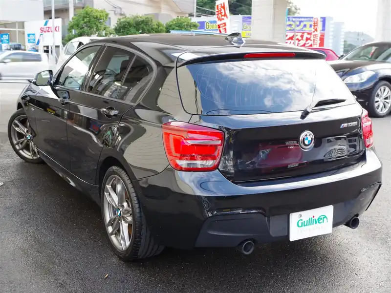 カタログ画像：１シリーズ（1 SERIES） Ｍ１３５ｉ 2012年8月 DBA-1B30 3000cc ブラック・サファイア（メタリック・カラー） 燃費12.6km / l バック