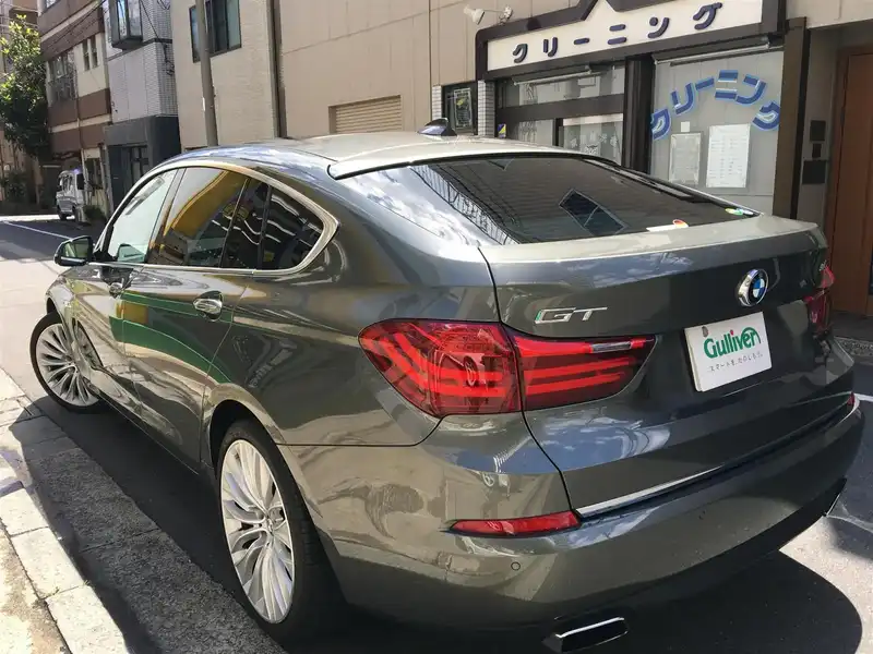 カタログ画像：５シリーズ（5 SERIES） ５５０ｉグランツーリスモ ラグジュアリー 2014年4月 CBA-SN44 4400cc カリスト・グレー（メタリック・カラー）orスペース・グレー（メタリック・カラー）orソフィスト・グレー・ブリリアント・エフェクト（メタリック・カラー） 燃費9.6km / l バック