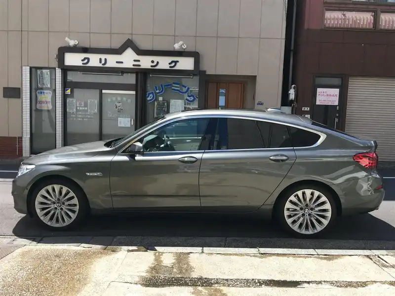 カタログ画像：５シリーズ（5 SERIES） ５５０ｉグランツーリスモ ラグジュアリー 2014年4月 CBA-SN44 4400cc カリスト・グレー（メタリック・カラー）orスペース・グレー（メタリック・カラー）orソフィスト・グレー・ブリリアント・エフェクト（メタリック・カラー） 燃費9.6km / l 外装