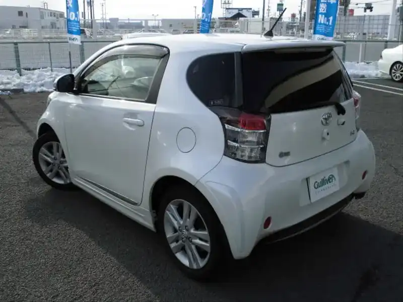 カタログ画像：ｉＱ（IQ） １３０Ｇ 2013年5月 DBA-NGJ10 1300cc ホワイトパールクリスタルシャイン 燃費20.8km / l バック