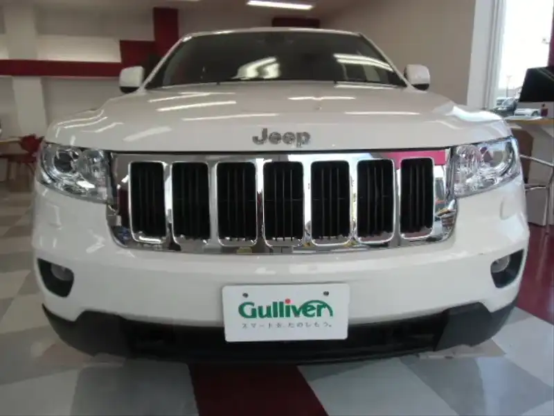 カタログ画像：ジープ・グランドチェロキー（JEEP GRAND CHEROKEE） ラレード 2011年3月 ABA-WK36 3600cc ストーンホワイトクリアコート 燃費7.8km / l フロント