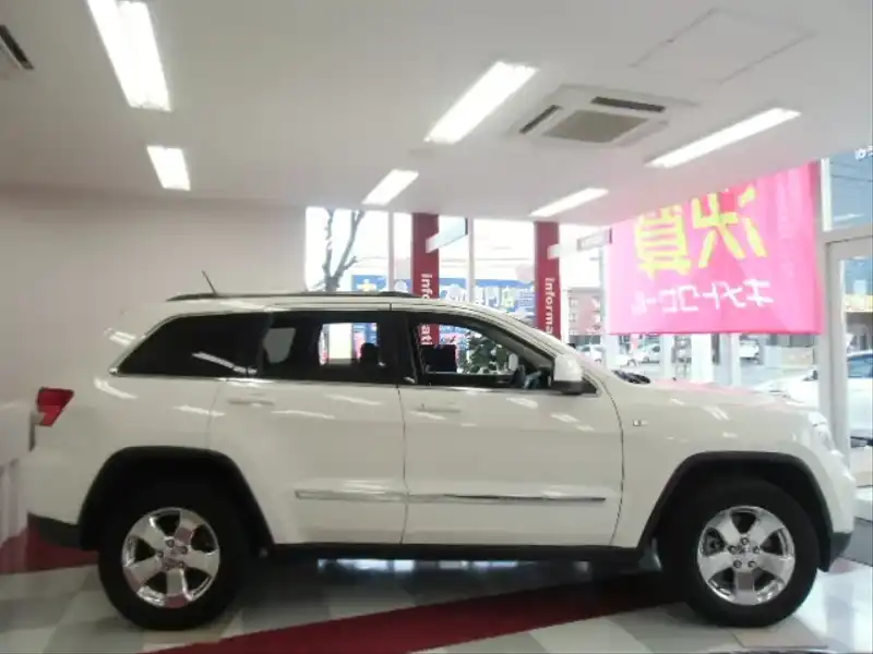 カタログ画像：ジープ・グランドチェロキー（JEEP GRAND CHEROKEE） ラレード 2011年3月 ABA-WK36 3600cc ストーンホワイトクリアコート 燃費7.8km / l 外装