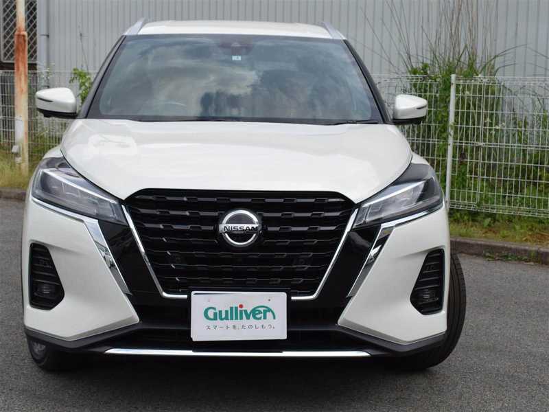カタログ画像：キックス（KICKS） Ｘ ＦＯＵＲ ツートーンインテリアエディション 2024年6月 6AA-SNP15 1200cc ブリリアントホワイトパール（3P）orブリリアントホワイトパール（3P）/ピュアブラック（PM）2トーン 燃費19.2km / l フロント