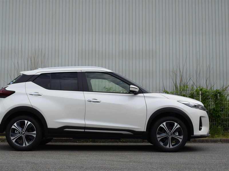 カタログ画像：キックス（KICKS） Ｘ ＦＯＵＲ ツートーンインテリアエディション 2024年6月 6AA-SNP15 1200cc ブリリアントホワイトパール（3P）orブリリアントホワイトパール（3P）/ピュアブラック（PM）2トーン 燃費19.2km / l 外装