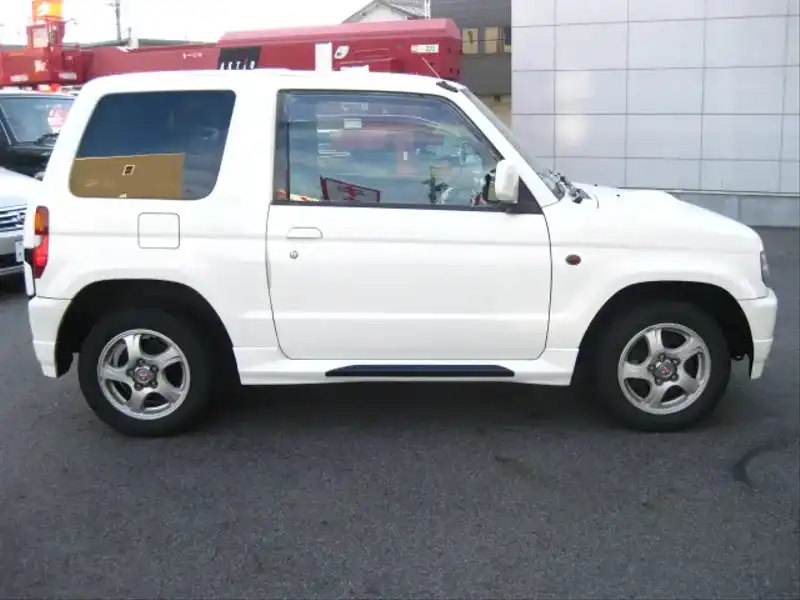 カタログ画像：パジェロミニ（PAJERO MINI） Ｒ 2001年10月 GF-H53A 660cc ホワイト（Ｓ） 外装