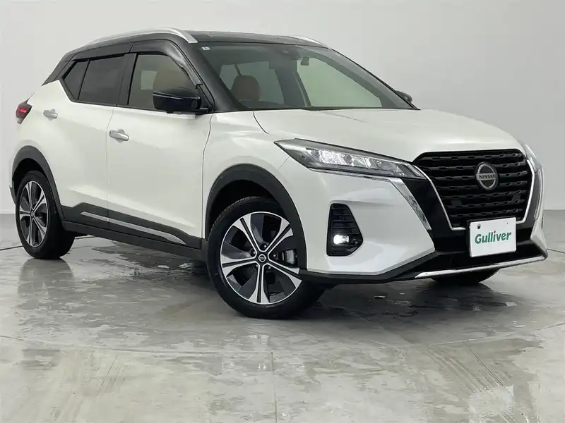 カタログ画像：キックス（KICKS） Ｘ ＦＯＵＲ ツートーンインテリアエディション 2024年6月 6AA-SNP15 1200cc ブリリアントホワイトパール（3P）orブリリアントホワイトパール（3P）/ピュアブラック（PM）2トーン 燃費19.2km / l メイン（その他）