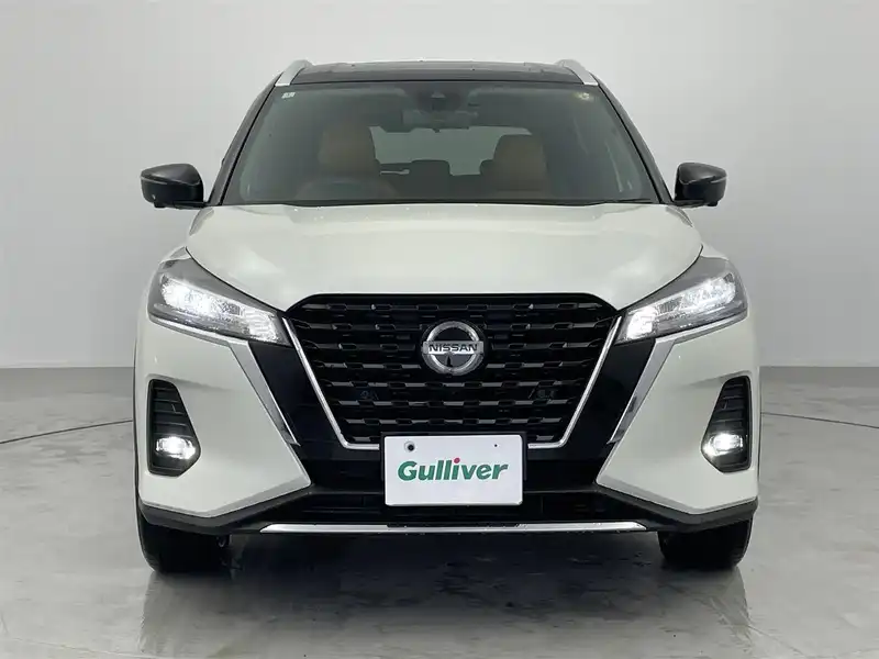 カタログ画像：キックス（KICKS） Ｘ ＦＯＵＲ ツートーンインテリアエディション 2024年6月 6AA-SNP15 1200cc ブリリアントホワイトパール（3P）orブリリアントホワイトパール（3P）/ピュアブラック（PM）2トーン 燃費19.2km / l フロント