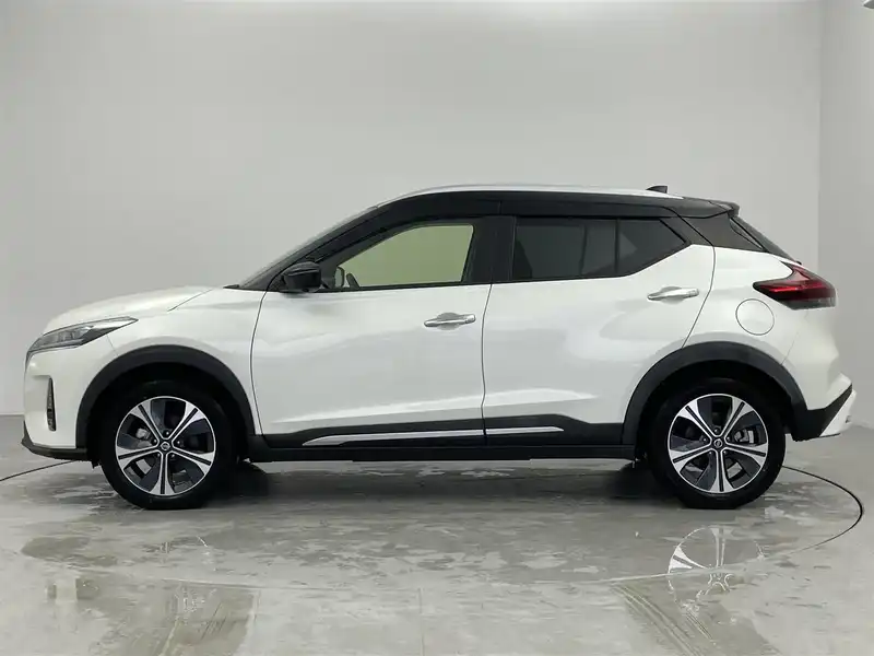 カタログ画像：キックス（KICKS） Ｘ ＦＯＵＲ ツートーンインテリアエディション 2024年6月 6AA-SNP15 1200cc ブリリアントホワイトパール（3P）orブリリアントホワイトパール（3P）/ピュアブラック（PM）2トーン 燃費19.2km / l 外装