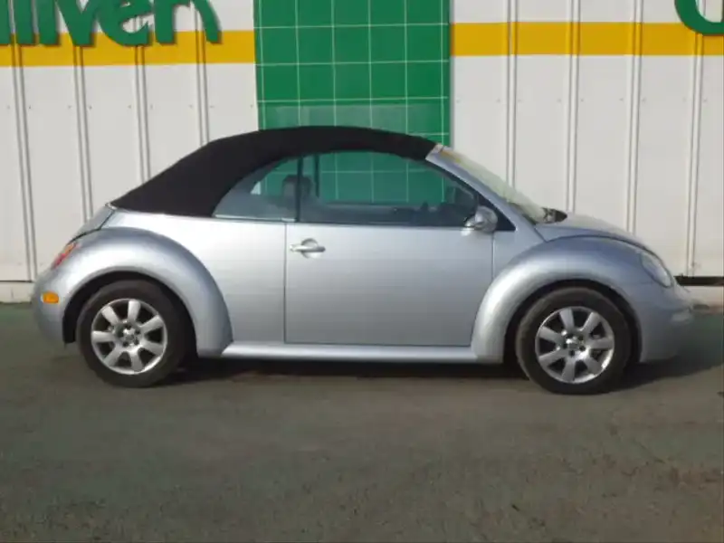 カタログ画像：ニュービートルカブリオレ（NEW BEETLE CABRIOLET） ベースグレード 2003年6月 GH-1YAZJ 2000cc リフレックスシルバーメタリック　 燃費10.6km / l  外装