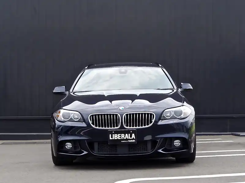 カタログ画像：５シリーズ（5 SERIES） ５２３ｉツーリング Ｍスポーツ 2013年11月 DBA-XL20 2000cc インペリアル・ブルー・ブリリアント・エフェクト（メタリック・カラー） 燃費13.8km / l フロント