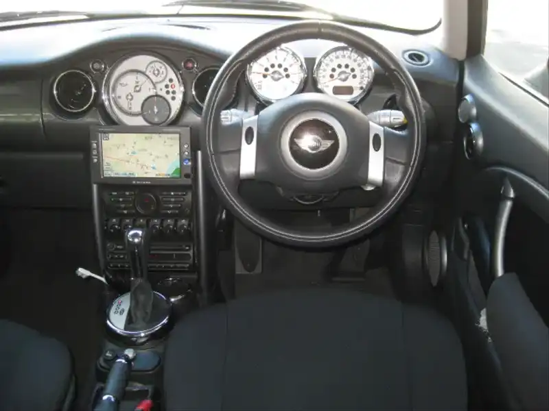 カタログ画像：ＭＩＮＩ（MINI） クーパー 2005年9月 GH-RA16 1600cc ハイパー・ブルー（メタリック） 燃費13.4km / l  内装