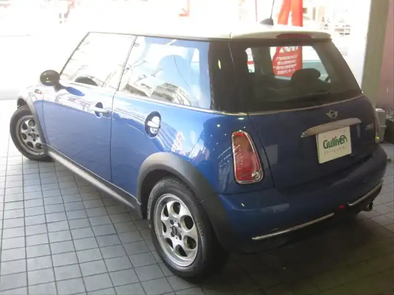 カタログ画像：ＭＩＮＩ（MINI） クーパー 2005年9月 GH-RA16 1600cc ハイパー・ブルー（メタリック） 燃費13.4km / l  バック