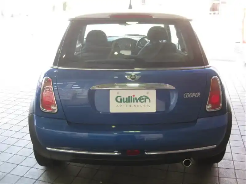 カタログ画像：ＭＩＮＩ（MINI） クーパー 2005年9月 GH-RA16 1600cc ハイパー・ブルー（メタリック） 燃費13.4km / l  バック
