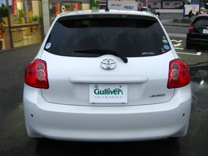 10052470 | カタログ画像：オーリス（AURIS） １５０Ｘ Ｓパッケージ 2008年12月 DBA-NZE151H 1500cc ホワイトパールクリスタルシャイン バック