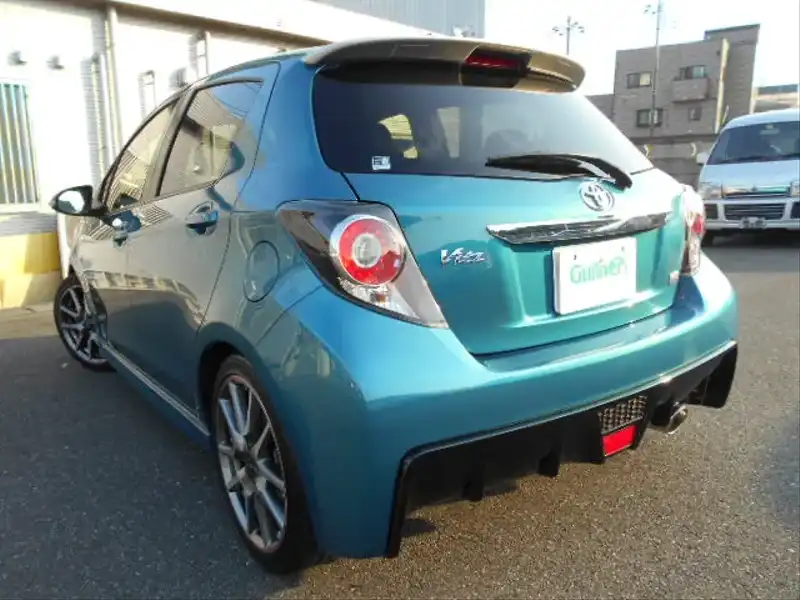 カタログ画像：ヴィッツ（VITZ） ＲＳ Ｇ’ｓ 2011年10月 DBA-NCP131 1500cc ターコイズマイカメタリック 燃費17.2km / l バック