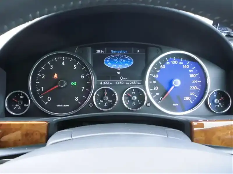 10053150 | カタログ画像：トゥアレグ（TOUAREG） Ｖ６ 2009年1月 ABA-7LBHKS 3600cc リフレックスシルバーメタリックorシルバーリーフメタリック 内装