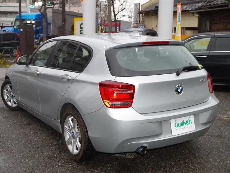 カタログ画像：１シリーズ（1 SERIES） １２０ｉ 2014年8月 DBA-1A16 1600cc グレイシャー・シルバー（メタリック･カラー） 燃費16.6km / l バック