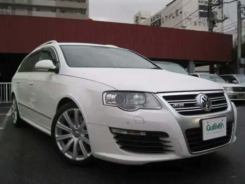 10050125 | カタログ画像：パサートヴァリアント（PASSAT VARIANT） Ｒ３６ 2008年9月 ABA-3CBWSF 3600cc キャンディホワイト メイン