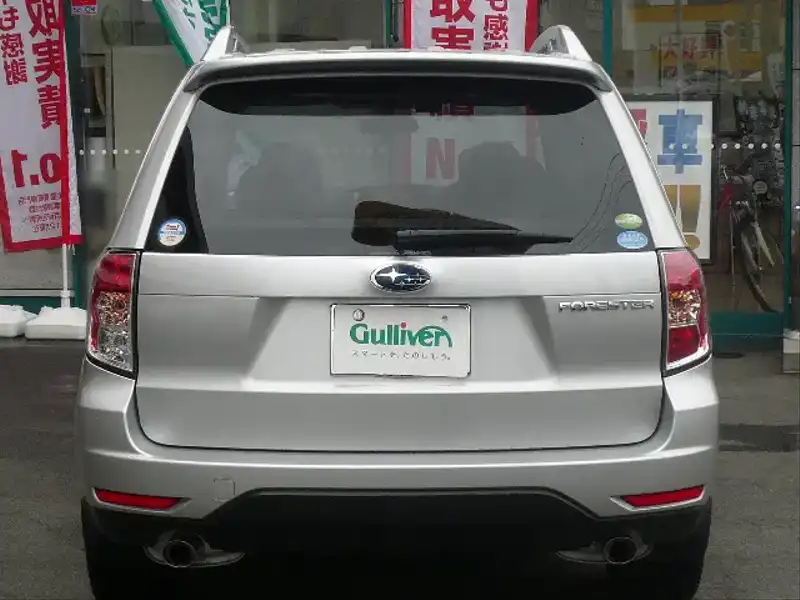 カタログ画像：フォレスター（FORESTER） ２．０ＸフィールドリミテッドⅡ 2010年5月 DBA-SH5 2000cc スパークシルバー・メタリック 燃費12.6km / l  バック