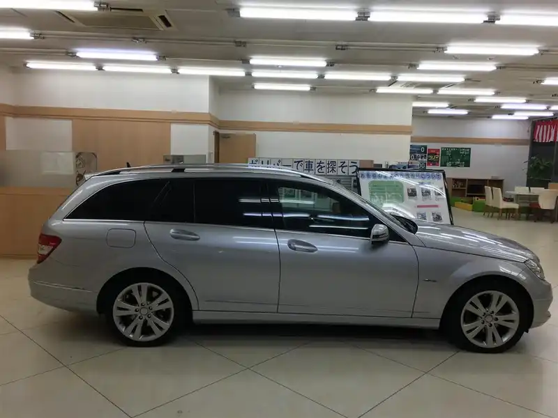 カタログ画像：Ｃクラスステーションワゴン（C-CLASS STATIONWAGON） Ｃ２００ ＣＧＩブルーエフィシェンシー ステーションワゴン アバンギャルド 2010年2月 DBA-204248 1800cc イリジウムシルバー 燃費11.6km / l  外装