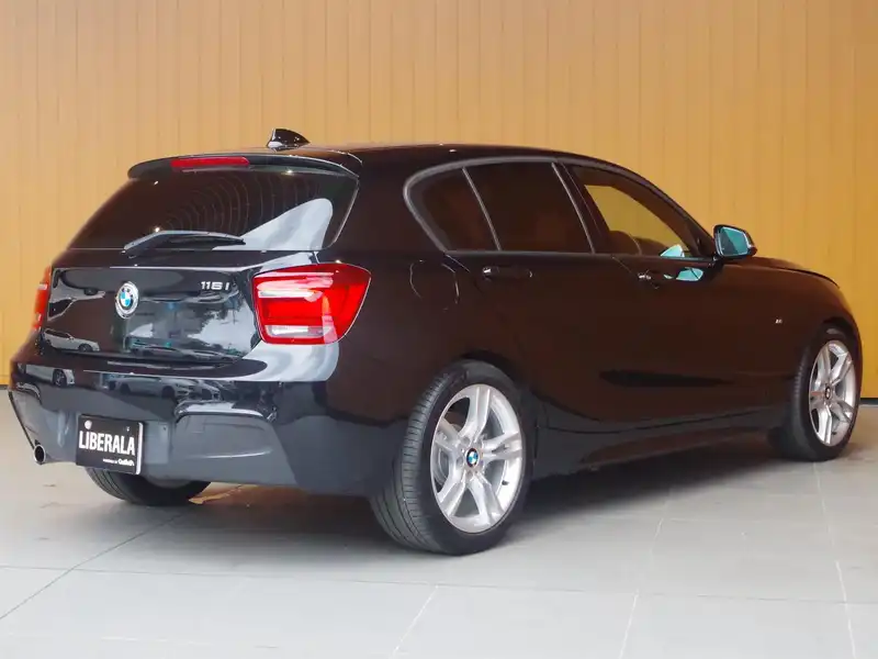 カタログ画像：１シリーズ（1 SERIES） １１６ｉ Ｍスポーツ 2014年8月 DBA-1A16 1600cc ブラック・サファイア（メタリック・カラー） 燃費16.6km / l バック