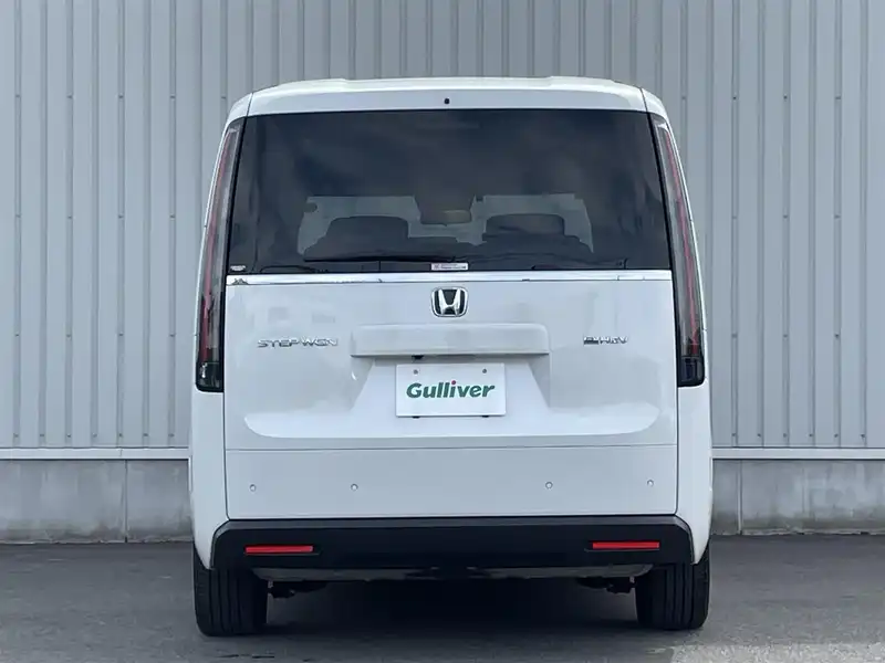 カタログ画像：ステップワゴン（STEPWAGON） ｅ：ＨＥＶエアー 2023年4月 6AA-RP8 2000cc プラチナホワイト・パール 燃費20.0km / l バック
