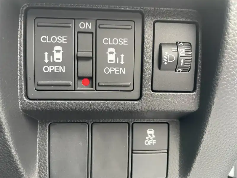 カタログ画像：ステップワゴン（STEPWAGON） ｅ：ＨＥＶエアー 2023年4月 6AA-RP8 2000cc プラチナホワイト・パール 燃費20.0km / l 内装