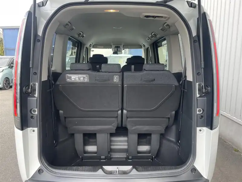 カタログ画像：ステップワゴン（STEPWAGON） ｅ：ＨＥＶエアー 2023年4月 6AA-RP8 2000cc プラチナホワイト・パール 燃費20.0km / l 内装