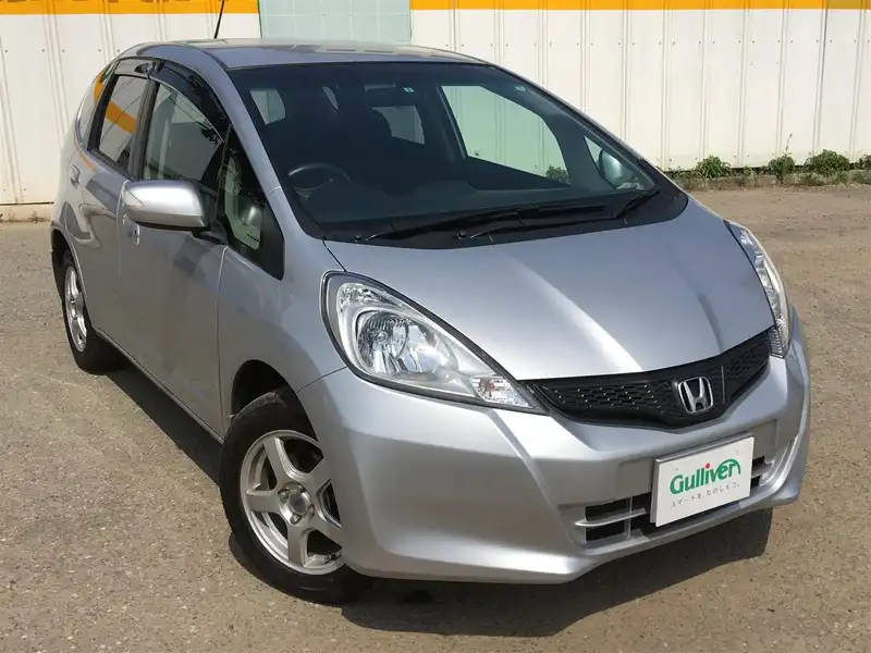 カタログ画像：フィット（FIT） Ｌ 2011年11月 DBA-GE6 1300cc アラバスターシルバー・メタリック 燃費20.6km / l メイン