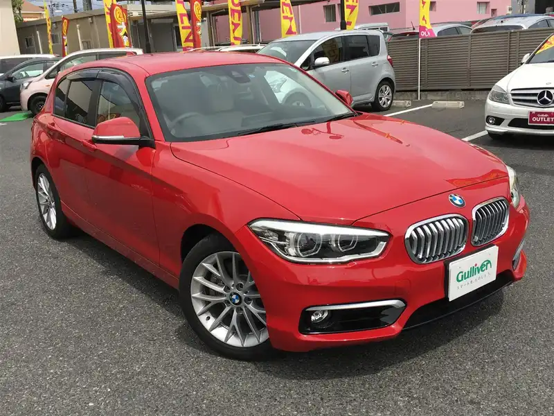 カタログ画像：１シリーズ（1 SERIES） １１８ｉ ファッショニスタ 2015年9月 DBA-1R15 1500cc クリムゾン・レッド（ソリッド・カラー） 燃費18.1km / l メイン