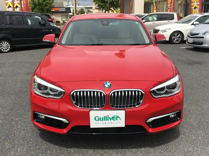 カタログ画像：１シリーズ（1 SERIES） １１８ｉ ファッショニスタ 2015年9月 DBA-1R15 1500cc クリムゾン・レッド（ソリッド・カラー） 燃費18.1km / l フロント