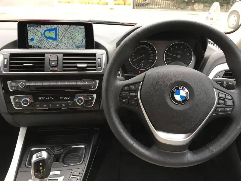 カタログ画像：１シリーズ（1 SERIES） １１８ｉ ファッショニスタ 2015年9月 DBA-1R15 1500cc クリムゾン・レッド（ソリッド・カラー） 燃費18.1km / l 内装