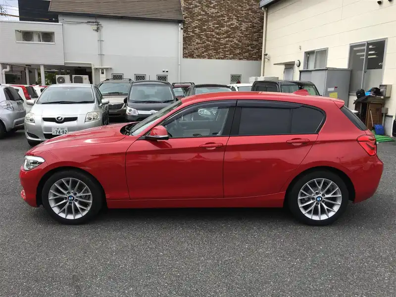 カタログ画像：１シリーズ（1 SERIES） １１８ｉ ファッショニスタ 2015年9月 DBA-1R15 1500cc クリムゾン・レッド（ソリッド・カラー） 燃費18.1km / l 外装