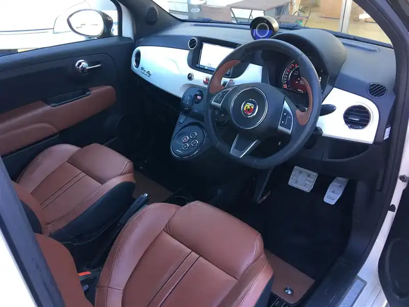 カタログ画像：アバルト５９５（ABARTH 595） ツーリズモ 2014年3月 ABA-312142 1400cc ビアンコガーラorネロスコルピオーネ×ビアンコガーラ 燃費14.0km / l 内装