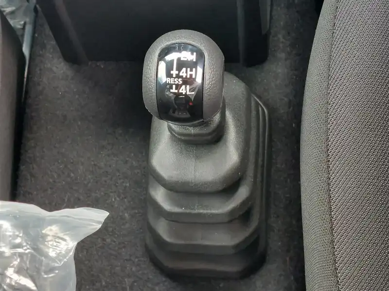 カタログ画像：ジムニー（JIMNY） ＸＧ 2025年11月 3BA-JB64W 660cc 燃費14.3km / l メイン