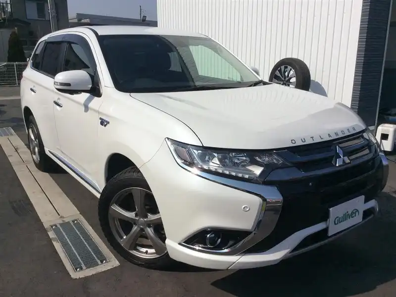 カタログ画像：アウトランダーＰＨＥＶ（OUTLANDER PHEV） Ｇナビパッケージ 2015年7月 DLA-GG2W 2000cc ホワイトパール メイン（その他）